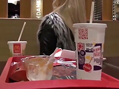 Geile Blondine gibt Blowjob im ,ffentlichen Restaurant