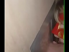 Pareja bisex comparte una verga en el Gloryhole