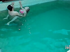 Corno desconfiado instala câ_meras de seguranç_a e flagra esposa fodendo com o jardineiro na piscina