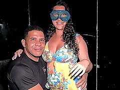 Marido liberou a esposa Jessica Casadinha pra fazer filme porno e gravei ela fudendo com Leo Ogro na cabine da festa de swing