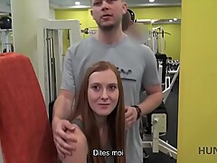 HUNT4K. Un lapin de gym naï_f a des relations sexuelles avec un homme