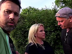 Die blonde Hausfrau beim wildpinkeln erwischt + mitgenommen