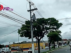 Cristina Almeida se exibindo no atacadista rondã_o com o marido ao lado.