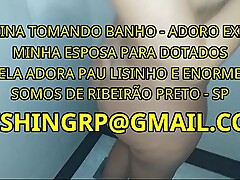 Minha esposa tomando banho antes de receber a visita de um amigo novo logo apos se exibir pra ele na inernet